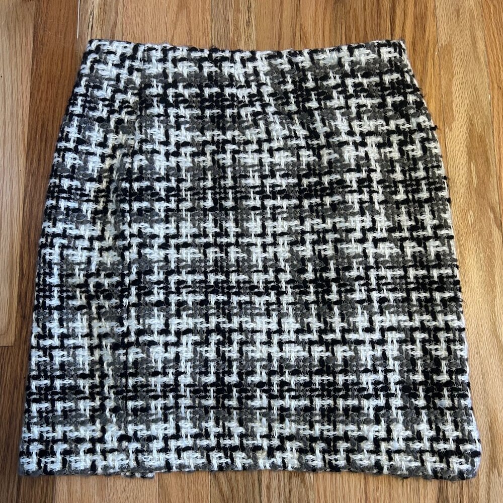 Women's Black, White, & Gray bouclé skirt by Amanda + Chelsea Size 8 NWT!